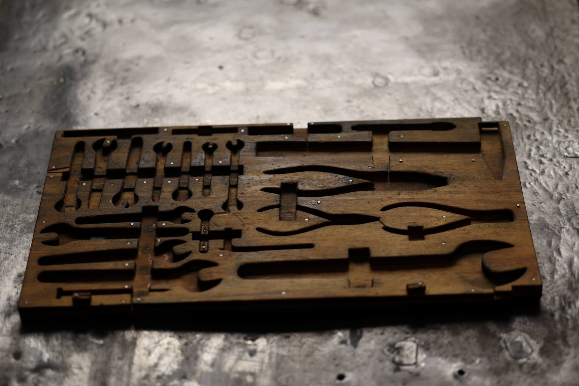 Vieille matrice d'outils en bois